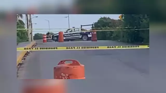 Las autoridades acordonaron la zona donde se reportó la ubicación del cadáver embolsado en Isla Mujeres