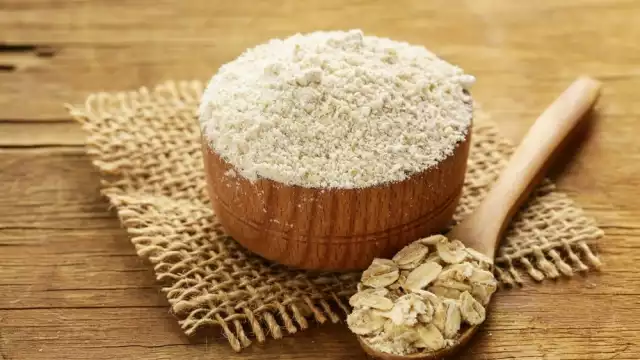 La harina de avena integral puede hacerse con cualquier tipo de avena, puedes usar los granos enteros, los de hojuelas o los medio triturarlos