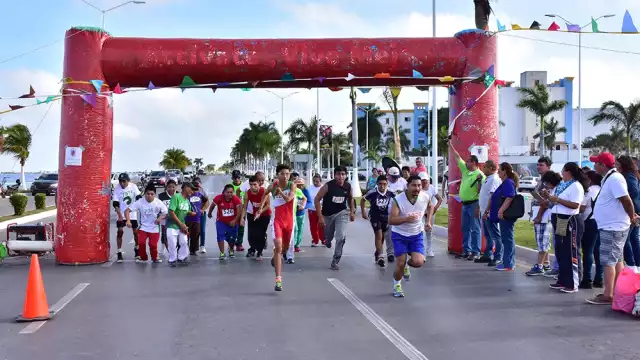 La primera edición de la competencia decembrina se llevó a cabo el año 2003; en ésta ocasión habrán cuatro categorías, incluida una para personas con discapacidad