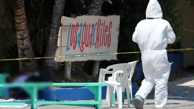 El cuerpo del vigilante asesinado en Cancún quedó tendido en la jardinera del restaurante 'Los Aguachiles' en la ciudad