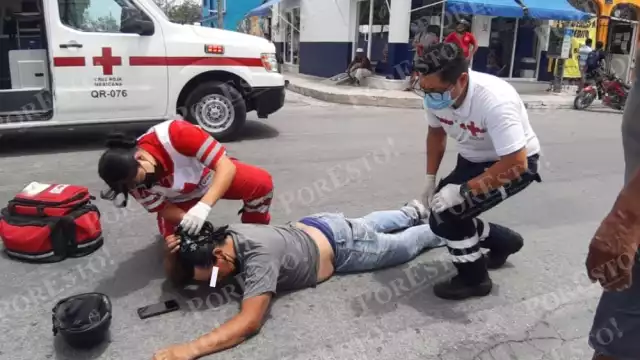 Paramédicos de la Cruz Roja atendieron al motociclista lesionado tras un accidente vehicular en el Centro de Cozumel