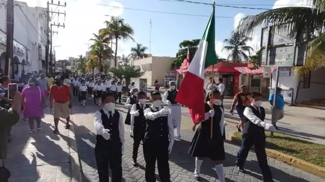 Estudiantes de los diversos niveles de educación básica en Isla Mujeres recorrieron diversas vías de ínsula con el Lábaro Patrio