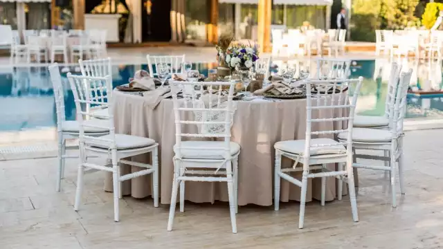 La empresa de Cancún pagó 50 mil pesos por unas sillas tiffany que nunca recibió