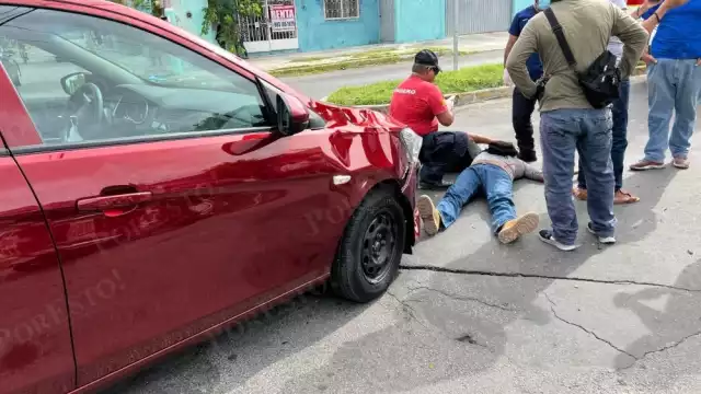 El conductor de la motocicleta terminó con diversas lesiones, por lo que socorritas lo trasladaron en una ambulancia hacia un hospital el Chetumal