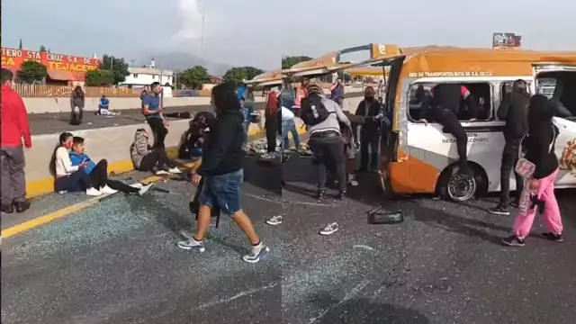Los pasajeros de la combi accidentada salieron por las ventanas de la unidad tras el choque en la México-Puebla