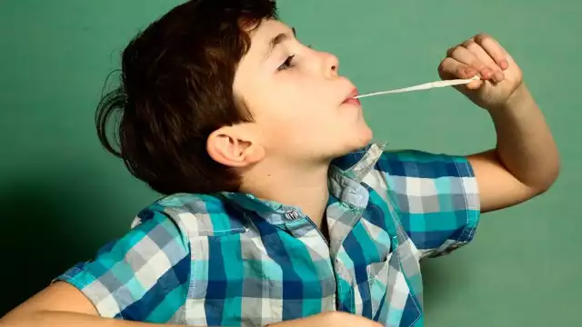 La madre reveló que el niño se acabó un frasco entero de chicles