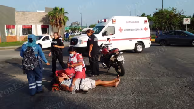 Paramédicos de la Cruz Roja atendieron al motociclista que fue chocado por un automovilista, que huyo del sitio, en Playa del Carmen