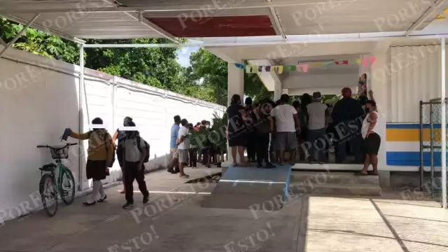 Los papás acudieron a la escuela secundaria de Isla Mujeres para tratar de obtener información sobre la supuesta amenaza de balacera