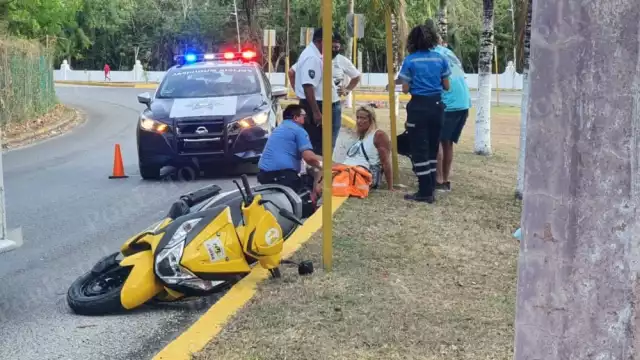 El turista fue llevado a un hospital de Cozumel para su atención médica inmediata tras el accidente de motocicleta