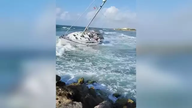 El yate 'Topazio II' fue arrastrado por las corrientes marinas hacia la zona donde actualmente permanece en Puerto Aventuras