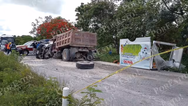La unidad de Bimbo quedó sobre la parte frontal del volquete en la vía Cancún-Puerto Morelos, causando la muerte de su conductor