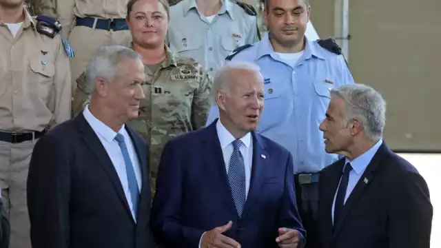 Joe Biden se reunió con el Ministro de Defensa de Israel, Benny Gantz, y el Primer Ministro, Yair Lapid, a su llegada a Tel Aviv
