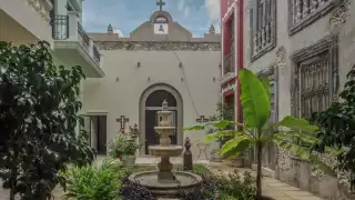 La calle escondida se encuentra en el Barrio de Santa Ana
