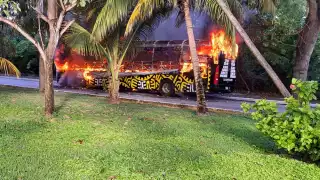 La unidad de Grupo Xcaret quedó con daños totales tras ser extinguido el incendio en la Zona Hotelera de Cancún, que presuntamente inició por un cortocircuito