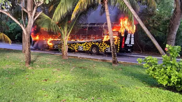 La unidad de Grupo Xcaret quedó con daños totales tras ser extinguido el incendio en la Zona Hotelera de Cancún, que presuntamente inició por un cortocircuito