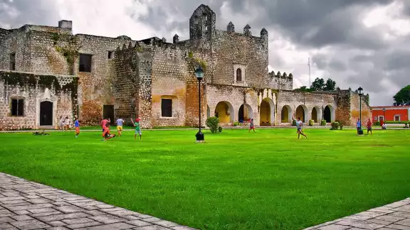 El Convento de San Bernardino de Siena es uno de los más antiguos en Yucatán El Convento de San Bernardino de Siena es uno de los más antiguos en Yucatán