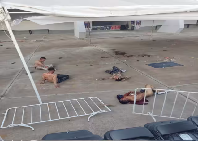 
Este sábado, lo que parecía un partido más de la Liga Mx terminó en una masacre que dejó 17 personas muertas y 22 heridos