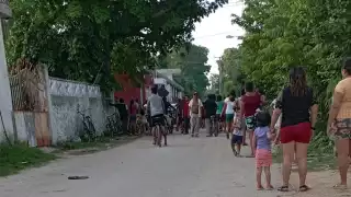 Pobladores fueron en busca del presunto ladrón hasta el domicilio que renta. Foto: Por Esto!