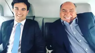 El papá de "checo" besó al de Louis Hamilton tras el triunfo de su hijo. Foto: Especial