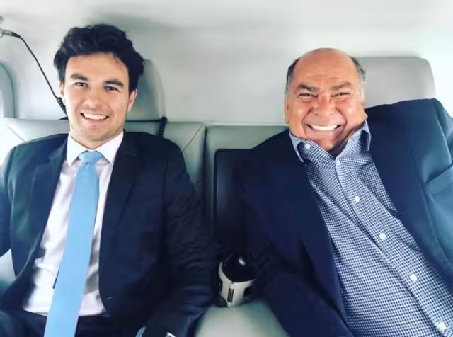 El papá de "checo" besó al de Louis Hamilton tras el triunfo de su hijo. Foto: Especial