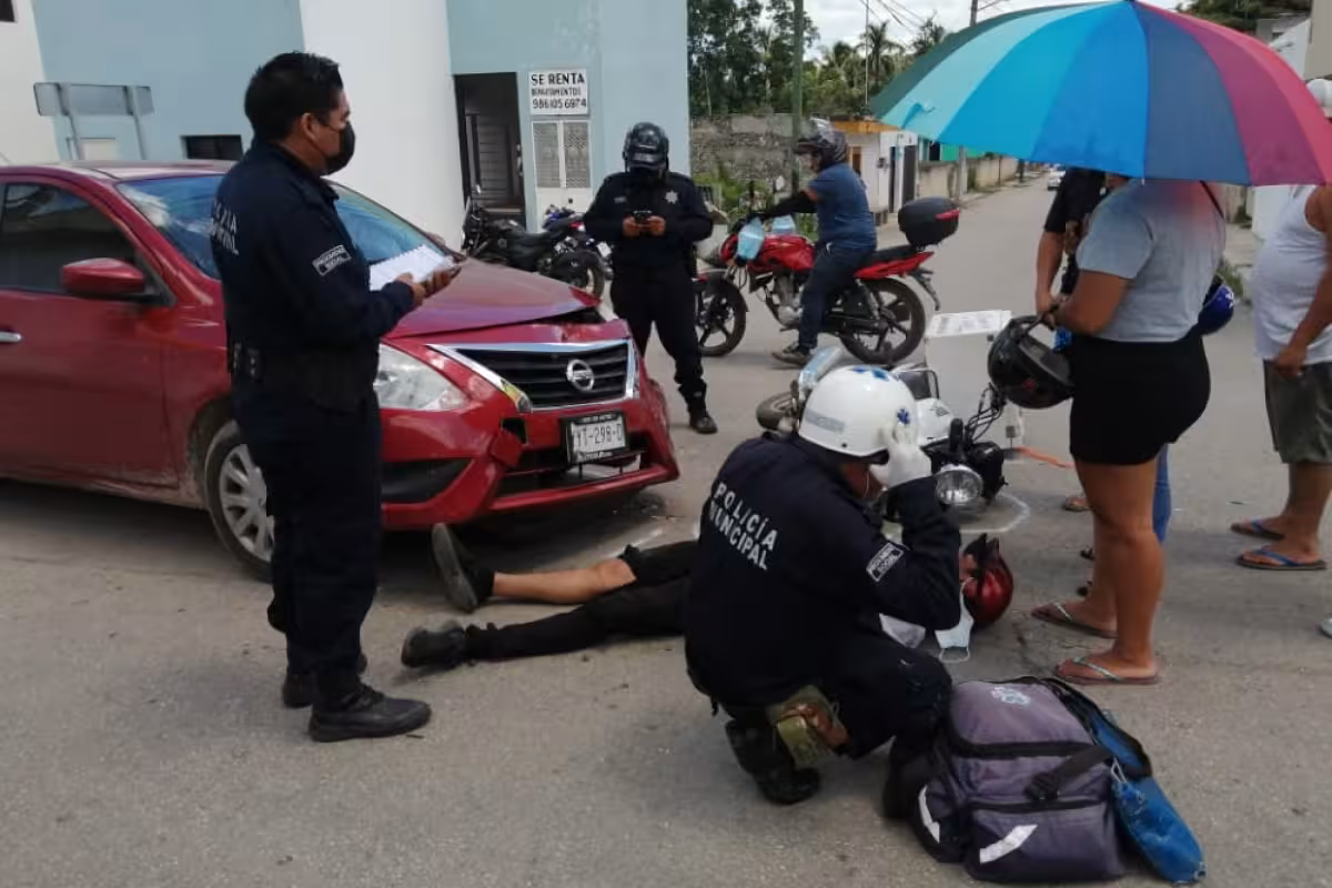 Conductor no respeta la señal de alto y atropella a motociclista en ...