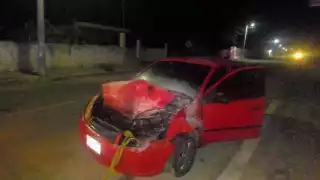 El auto responsable del accidente terminó con graves daños