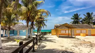 El Cuyo se encuentra al noreste de Yucatán a dos horas y media del Aeropuerto Internacional de Cancún