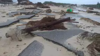 Más de una decena de postes de la CFE cayeron en la carretera ante los fuertes vientos