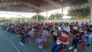 Gracias al cambio de sede, las personas pudieron esperar su aplicación en un lugar con sombra y sentados