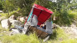 Tras la colisión, los pasajeros y el conductor intentaron huir dejando múltiples latas de alcohol en el mototaxi