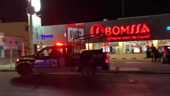 Elementos policiacos municipales y ministeriales arribaron al negocio donde iniciaron las diligencias correspondientes 