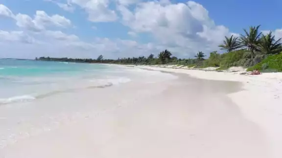 La arena blanca de Xpu-Ha deslumbra a los turistas