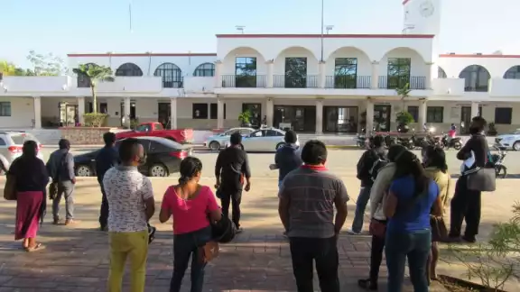 Los ciudadanos provenientes de comisarías y municipios vecinos llegaron incluso algunos desde la media noche para hacer fila Los ciudadanos provenientes de comisarías y municipios vecinos llegaron incluso algunos desde la media noche para hacer fila