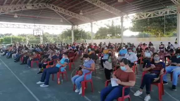 Gracias al cambio de sede, las personas pudieron esperar su aplicación en un lugar con sombra y sentados Gracias al cambio de sede, las personas pudieron esperar su aplicación en un lugar con sombra y sentados