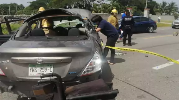 De los cuatro tripulantes, una mujer falleció, así como tres quedaron con heridas graves que fueron motivo de traslado a un hospital