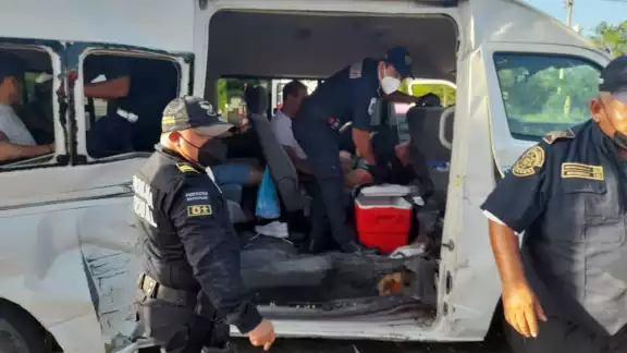 La vagoneta quedó totalmente dañada del lado derecho y los lesionados fueron atendidos por paramédicos de la SSP