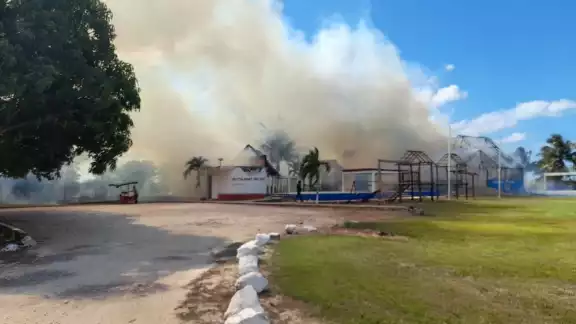 Las causas de las llamas son desconocidas y en el sitio no se apreciaba personal del local Las causas de las llamas son desconocidas y en el sitio no se apreciaba personal del local