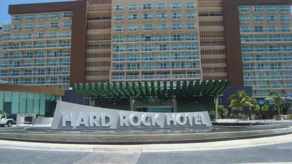 Los obreros del Hotel Hard Rock Cancún fueron retirados de la zona de la obra, tras dar paso a las investigaciones de la Policía sobre el hecho Los obreros del Hotel Hard Rock Cancún fueron retirados de la zona de la obra, tras dar paso a las investigaciones de la Policía sobre el hecho