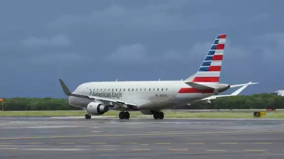 El vuelo estaba programado para arribar después del mediodía de este lunes