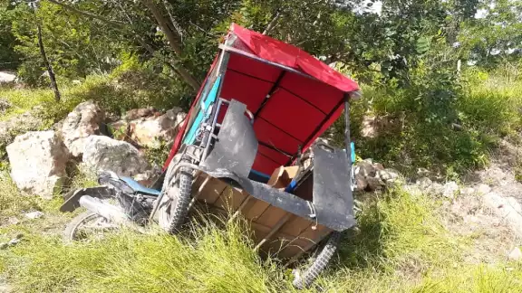 Tras la colisión, los pasajeros y el conductor intentaron huir dejando múltiples latas de alcohol en el mototaxi Tras la colisión, los pasajeros y el conductor intentaron huir dejando múltiples latas de alcohol en el mototaxi