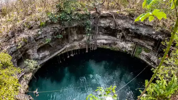 El cenote Xcanché tiene una profundidad mayor a 15 metros El cenote Xcanché tiene una profundidad mayor a 15 metros
