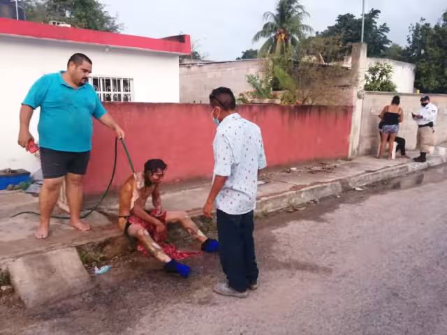 Vecinos lograron apagarlo con una manguera después de que toda su ropa fuera consumida