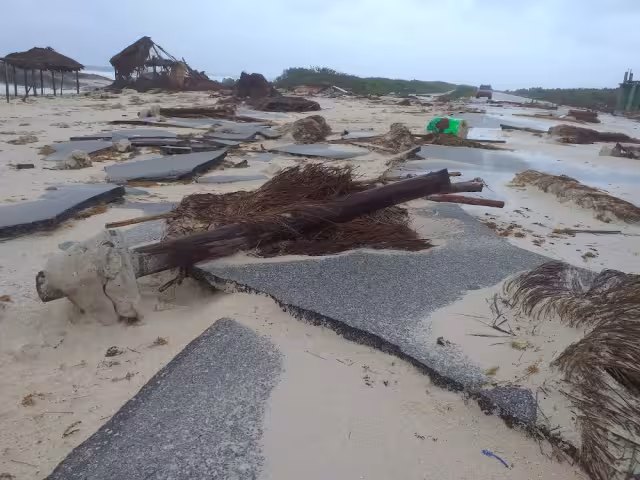 Más de una decena de postes de la CFE cayeron en la carretera ante los fuertes vientos