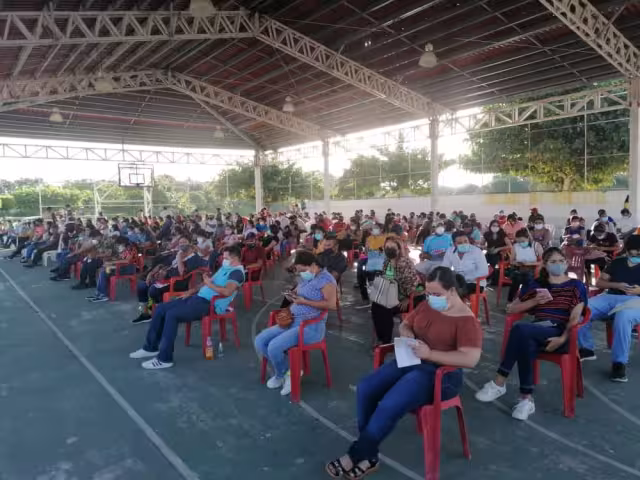 Gracias al cambio de sede, las personas pudieron esperar su aplicación en un lugar con sombra y sentados