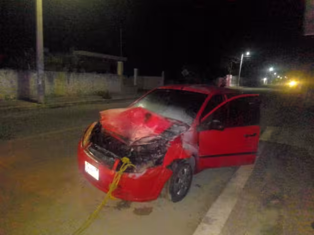 El auto responsable del accidente terminó con graves daños
