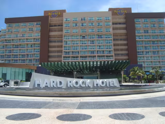 Los obreros del Hotel Hard Rock Cancún fueron retirados de la zona de la obra, tras dar paso a las investigaciones de la Policía sobre el hecho