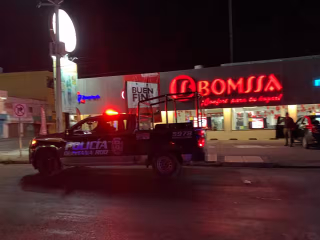 Elementos policiacos municipales y ministeriales arribaron al negocio donde iniciaron las diligencias correspondientes 