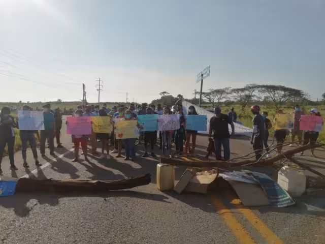 Al sitio arribaron unidades de la policía estatal, pero poco se pudo hacer, ya que la gente sigue firme