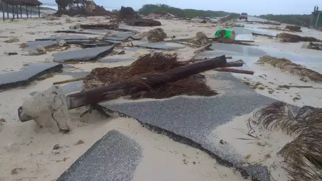 Más de una decena de postes de la CFE cayeron en la carretera ante los fuertes vientos