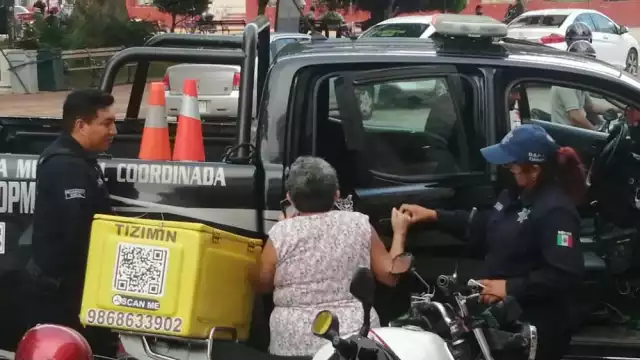 Empleado de tienda de conveniencia detecta que una clienta era víctima de una extorsión